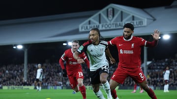 London (United Kingdom), 24/01/2024.- Bobby De Cordova-Reid of Fulham and Joe Gomez of Liverpool in action during the EFL Carabao Cup semi finals 2nd leg match between Fulham FC and Liverpool FC, in London, Britain, 24 January 2024. (Reino Unido, Córdoba, Londres) EFE/EPA/ISABEL INFANTES EDITORIAL USE ONLY. No use with unauthorized audio, video, data, fixture lists, club/league logos, 'live' services or NFTs. Online in-match use limited to 120 images, no video emulation. No use in betting, games or single club/league/player publications.
