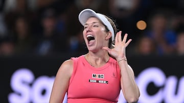 Melbourne (Australia), 16/01/2025.- Danielle Collins of USA reacts to the crowd after winning her Women's Singles round 2 match against Destanee Aiava of Australia at the Australian Open tennis tournament in Melbourne, Australia, 16 January 2025. (Tenis) EFE/EPA/LUKAS COCH AUSTRALIA AND NEW ZEALAND OUT