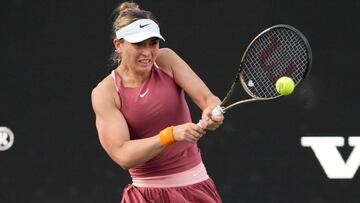 La tenista española Paula Badosa devuelve una bola ante Claire Liu en el torneo de Charleston.