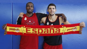 08/11/11 ENTREVISTA MIROTIC IBAKA JUGADORES REAL MADRID BALONCESTO CON UNA BUFANDA DE LA SELECCION ESPAÃ?OLA ESPAÃ?A
PUBLICADA 22/11/11 NA MA38 5COL