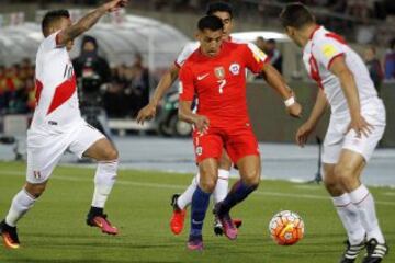 El jugador de la seleccion chilena Alexis Sanchez, derecha, controla el balon durante el partido valido por las clasificatorias al mundial de Rusia 2018 contra Peru disputado en el estadio Nacional de Santiago, Chile.