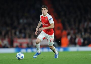 Aunque ha cumplido su proceso en las selecciones inferiores con España, el defensor del Arsenal sólo ha jugado tres partidos con el representativo mayor y no es un constante de las convocatorias.