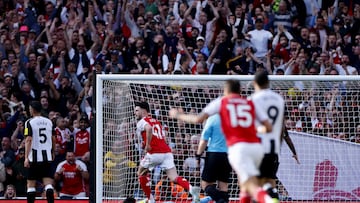 LONDON (United Kingdom), 18/05/2025.- Declan Rice (C) of Arsenal celebrates after scoring the 1-0 lopening goal during the English Premier League soccer match between Arsenal FC against Newcastle United, in London, Britain, 18 May 2025. (Reino Unido, Londres) EFE/EPA/TOLGA AKMEN EDITORIAL USE ONLY. No use with unauthorized audio, video, data, fixture lists, club/league logos, 'live' services or NFTs. Online in-match use limited to 120 images, no video emulation. No use in betting, games or single club/league/player publications.