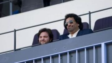 El jeque Al-Thani (dcha.), con el ya desaparecido del club Abdullah Ghubn.