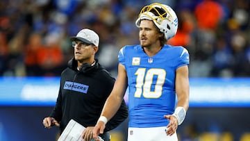 INGLEWOOD, CALIFORNIA - NOVEMBER 17: Head coach Jim Harbaugh and Justin Herbert #10 of the Los Angeles Chargers look on after a successful field goal attempt against the Cincinnati Bengals during the second quarter at SoFi Stadium on November 17, 2024 in Inglewood, California. Ronald Martinez/Getty Images/AFP (Photo by RONALD MARTINEZ / GETTY IMAGES NORTH AMERICA / Getty Images via AFP)