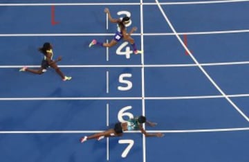 Shaunae Miller sorprendió a todos al lanzarse sobre la línea de meta en la final de la prueba de los 400m femeninos. Consiguió el oro por delante de la gran favorita Allyson Felix.