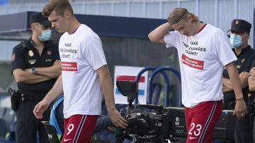 Alexander Sorloth y Erling Haaland, jugadores de la selecci&oacute;n noruega, salen al terreno de juego.