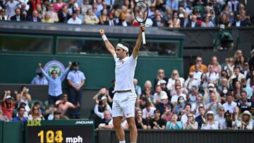 El tenista suizo Roger Federer celebra su victoria ante Cameron Norrie en su partido de tercera ronda de Wimbledon 2021.
