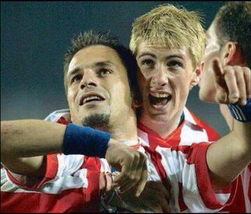 Nikolaidis y Torres celebran un gol durante un partido con el Atlético.