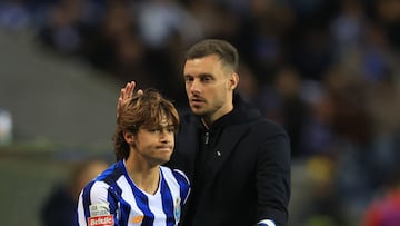 Porto (Portugal), 15/03/2025.- FC Porto head coach Martin Anselmi (R) reacts with his player Rodrigo Mora (L) after his substitution during the Portuguese First League soccer match between FC Porto and AVS at Dragao Stadium in Porto, Portugal, 15 March 2025. EFE/EPA/JOSE COELHO
