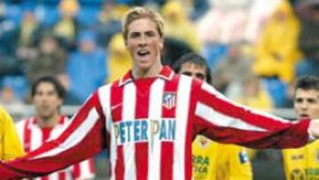 <b>ESTRELLA.</b> Fernando Torres se queja de la falta de apoyo, ya que estaba rodeado por Senna, Víctor y Verza, con Paunovic de escudero, en un ataque atlético que no tuvo éxito.