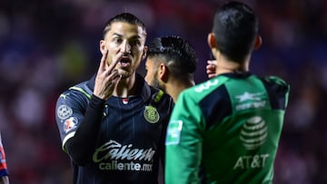 Hiram Mier discute con un árbitro durante un partido de la Liga MX