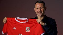 Ryan Giggs posando con la primera equipaci&oacute;n de Gales. 