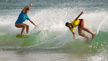 Las campeona y la subcampeona del Internacional Trafalgar skimando una ola en la playa de Faro de Trafalgar (C&aacute;diz, Espa&ntilde;a), en septiembre del 2021. 