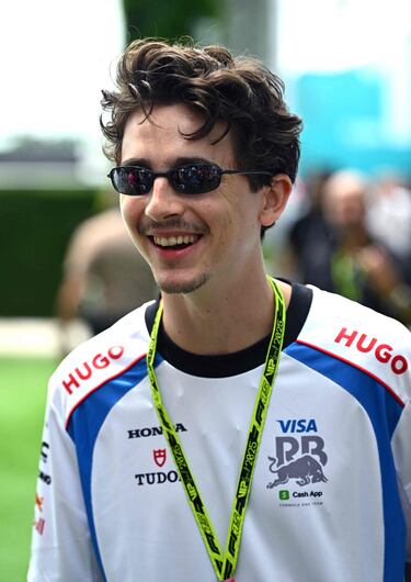 El actor Timothée Chalamet en el paddock con una camiseta de los Bulls de Visa Cash App Racing antes del Gran Premio de F1 de Miami.