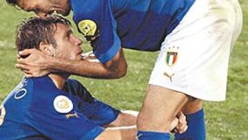 <b>INCONSOLABLE</b>. Cassano marcó el gol del triunfo en el 95, pero al llegar al banquillo le dijeron que no servía de nada. Zambrotta le consuela.