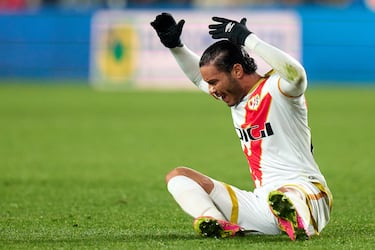 El madrileño regresó a Vallecas como estrella y referente. RDT alcanzó en 2022 su mayor valor tras dos temporadas de alto nivel en el Espanyol, especialmente en la 21/22, donde sería premiado con el trofeo Zarra al ser el máximo goleador español en LaLiga. El Rayo consiguió ficharle por 11 millones de euros, en lo que es, hasta la fecha, el fichaje más costoso de la entidad de la franja. Sin embargo, su rendimiento en Vallecas ha dejado mucho que desear, y tras tres temporadas con más sombras que luces, el delantero se marcha cedido al fútbol qatarí en busca de reencontrarse con su mejor versión.  

