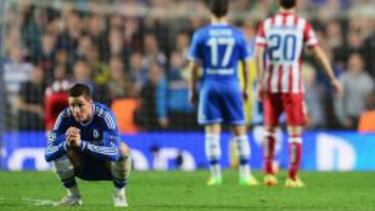 ¿PLEGARIA? Fernando Torres se dio la vuelta para no ver el lanzamiento de Diego Costa