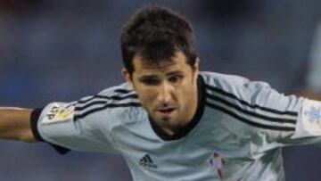Álex López luchando un balón en el partido ante el RCD Espanyol.