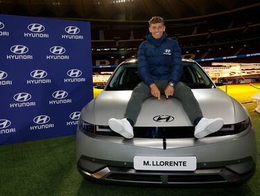 Diez aficionados disfrutarán de una exclusiva noche pernoctando en tiendas de campaña instaladas en el estadio, como ganadores de un sorteo de Hyundai, patrocinador del  Atletico de Madrid. Los jugadores rojiblancos cedieron sus vehículos IONIQ 5 para dotar de energía a diferentes zonas del Eco Camping. En la imagen, Marcos Llorente.