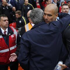 Mourinho y Guardiola se abrazan en Old Trafford