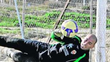 <b>BAJO LOS PALOS. </b>Wilfredo Caballero olvidará esta tarde sus diferencias con el club y defenderá la puerta del Elche ante el Zaragoza.