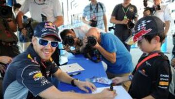 GRAN SONRISA. Vettel acaricia su cuarto título consecutivo, lo que le mete de lleno en la historia.