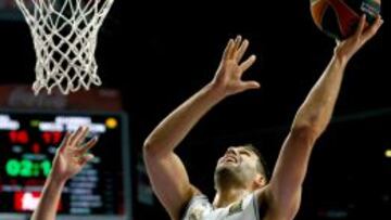 Felipe Reyes trata de anotar ante el Khimki ruso en el último partido de la Euroliga.