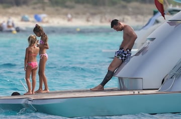 Leo Messi, Luis Su¨¢rez y Cesc F¨¢bregas han disfrutado de un d¨ªa en barco por la costa de Ibiza. Los tres jugadores se encuentran de vacaciones antes de la vuelta al trabajo.