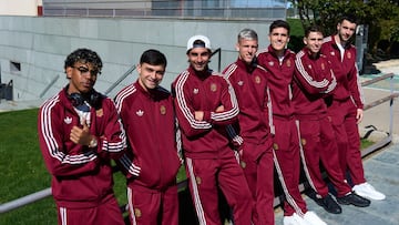 Los jugadores del Barça, con la indumentaria de paseo de la Selección, en Barcelona.
