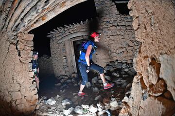 A competitor runs during the first Oman Ultra-Trail du Mont-Blanc (UTMB) 137 km marathon in the uninhabited village of Wadi Bani Habib on November 29, 2018. (Photo by GIUSEPPE CACACE / AFP)