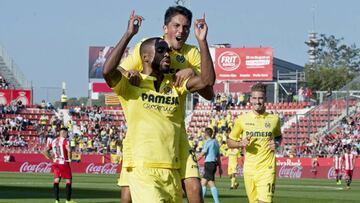 El delantero congoleño del Villarreal Cedrick Bakambu (i) celebra con su compañero Pablo Fornals (c) su segundo gol marcado ante el Girona durante el partido correspondiente a la octava jornada de LaLiga Santander disputado hoy en el Municipal de Montilivi.