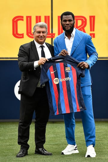 Franck Kessie y Joan Laporta posan con la camiseta. 