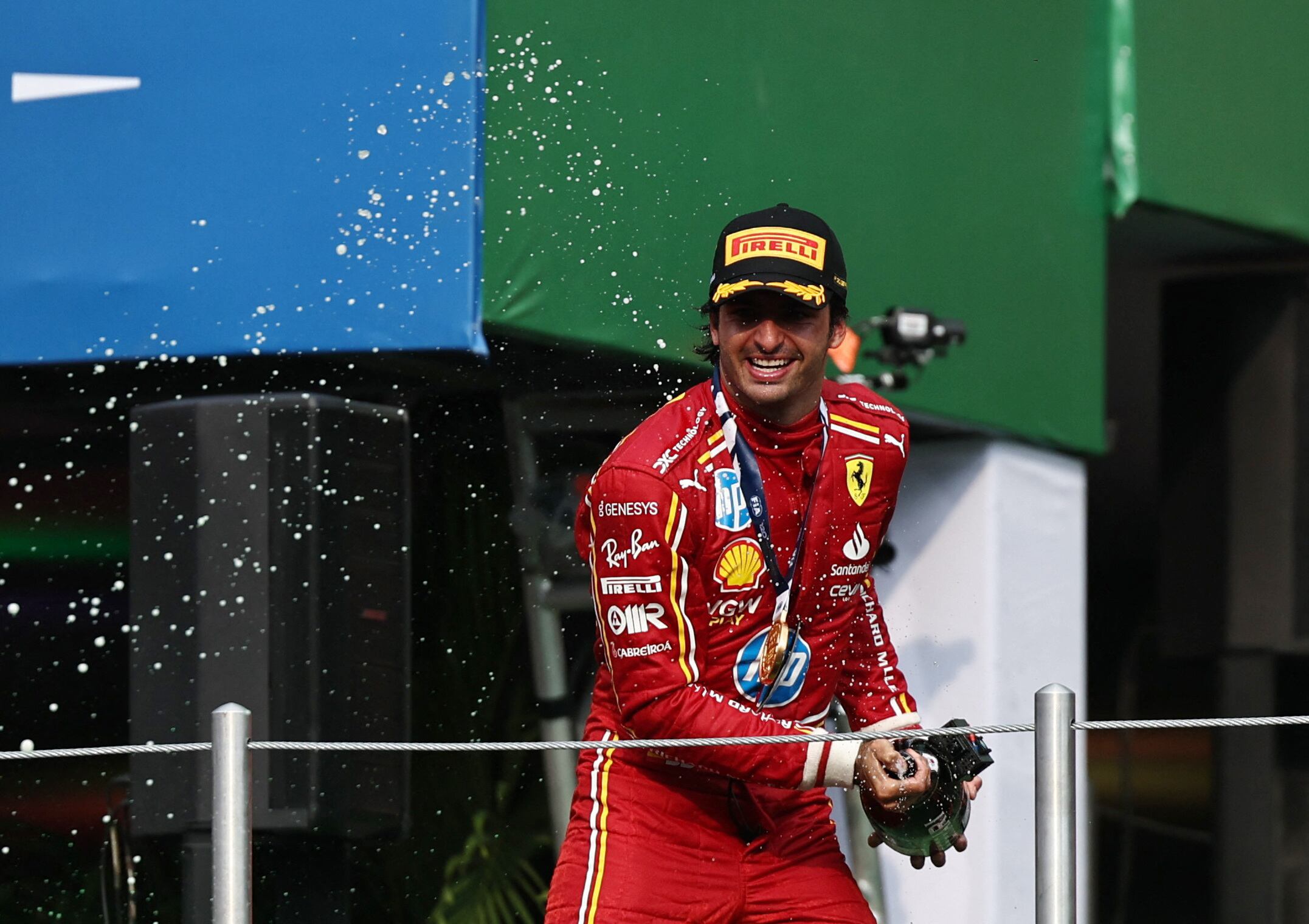 Carlos Sainz celebra su triunfo en el podio.