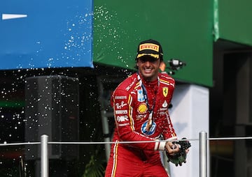 Carlos Sainz celebra en el podio su victoria.