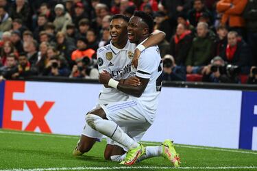 2-2. Vinicius Junior celenra con Rodrygo Goes el segundo gol que marca en el minuto 35.