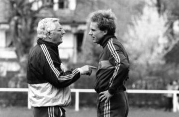 El seleccionador alemán Josef "Jupp" Derwall habla con el jugador alemán Karl-Heinz "Kalle" Rummenigge durante una sesión de entrenamiento en Estrasburgo.