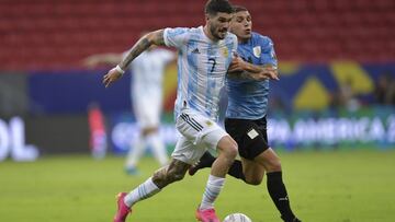 Rodrigo de Paul pelea un balón ante Torreira en el Argentina-Uruguay de la Copa América.
