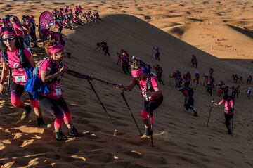 Las participantes en la prueba de orientación femenina Rose Trip Maroc, en el desierto de Marruecos, tuvieron que desempeñarse en equipos de tres en tres con compases, cartografía y elementos topográficos. Y para subir las dunas del sur marroquí del Sáhara recurrieron a técnicas más tradicionales, como apoyarse en los bastones.