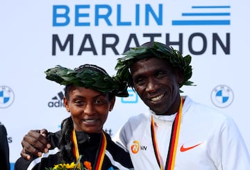 Tigist Assefa y Eliud Kipchoge.