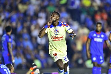 Julián Quiñones festeja su gol en contra del Cruz Azul en el juego de ida de la Final del Clausura 2024.