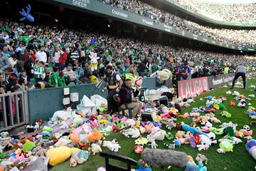 En el descanso, los aficionados del Betis realizaron el ya tradicional lanzamiento de mu?ecos de peluche para que ning¨²n ni?o se quede sin juguete esta Navidad.
