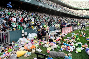 En el descanso, los aficionados del Betis realizaron el ya tradicional lanzamiento de muñecos de peluche para que ningún niño se quede sin juguete esta Navidad.