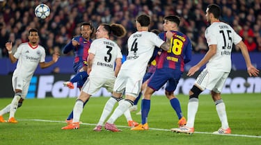 2-1. Globo de Lamine Yamal, tras un córner, que le llega otra vez a Jules Koundé, cabecea con un giro de cuello y cruza el balón para superar a Michael Zetterer.