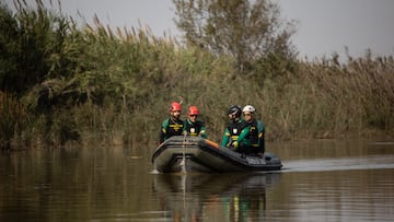 Despliegue de efectivos de la Guardia Civil en búsqueda de desaparecidos en la Albufera de Valencia, a 5 de noviembre de 2024, en Valencia, Comunidad Valenciana (España). Hoy, se cumple una semana desde que la DANA arrasara la Comunitat Valenciana. Hasta el momento, hay 211 víctimas mortales y cuantiosos daños materiales en alrededor de 70 municipios de la provincia de Valencia, desde donde todavía hoy se siguen retirando enseres, vehículos y haciendo achiques de agua. Se ha restablecido ya el 98% del servicio eléctrico y el 93% de la población afectada ya dispone de suministro agua. Feria Valencia ha destinado siete pabellones, su Centro de Eventos y sus cocinas a diversas tareas logísticas y humanitarias para luchar contra los efectos de la DANA que ha afectado a la Comunitat Valenciana.
05 NOVIEMBRE 2024
Edu Botella / Europa Press
05/11/2024