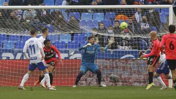 Mollejo cabecea el 0-2 ante la pasividad de Cristian Álvarez.