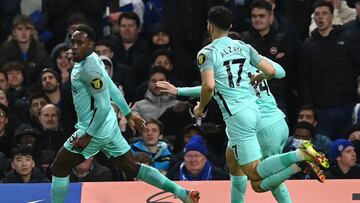 Brighton's English striker Danny Welbeck (L) celebrates after he scores his team's opening goal during the English Premier League football match between Chelsea and Brighton and Hove Albion at Stamford Bridge in London on December 29, 2021. (Photo by Glyn KIRK / AFP) / RESTRICTED TO EDITORIAL USE. No use with unauthorized audio, video, data, fixture lists, club/league logos or 'live' services. Online in-match use limited to 120 images. An additional 40 images may be used in extra time. No video emulation. Social media in-match use limited to 120 images. An additional 40 images may be used in extra time. No use in betting publications, games or single club/league/player publications. /
