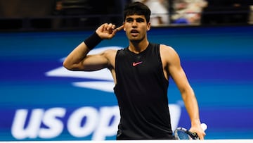 Flushing Meadows (United States), 28/08/2024.- Carlos Alcaraz of Spain in reacts after a point against Li Tu of Australia during their first round match at the US Open Tennis Championships at the USTA Billie Jean King National Tennis Center in Flushing Meadows, New York, USA, 27 August 2024. The US Open tournament runs from 26 August through 08 September. (Tenis, España, Nueva York) EFE/EPA/DANIEL MURPHY