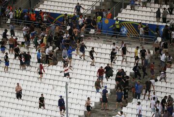 Enfrentamiento entre los ultras rusos e ingleses en el partido que enfrent¨® a ambas selecciones en Marsella durante la Eurocopa 2016.