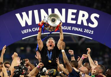 Los jugadores del Paris Saint-Germain y el entrenador español Luis Enrique (centro) celebran con el trofeo tras la final de la UEFA Champions League entre el Paris Saint-Germain.
